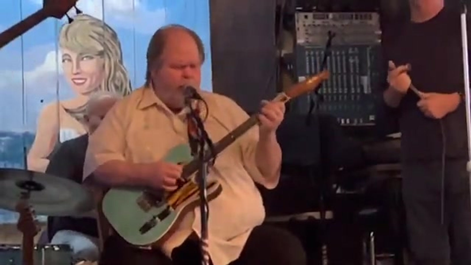 Buddy Whittington playing the Silk 'Godzilla'